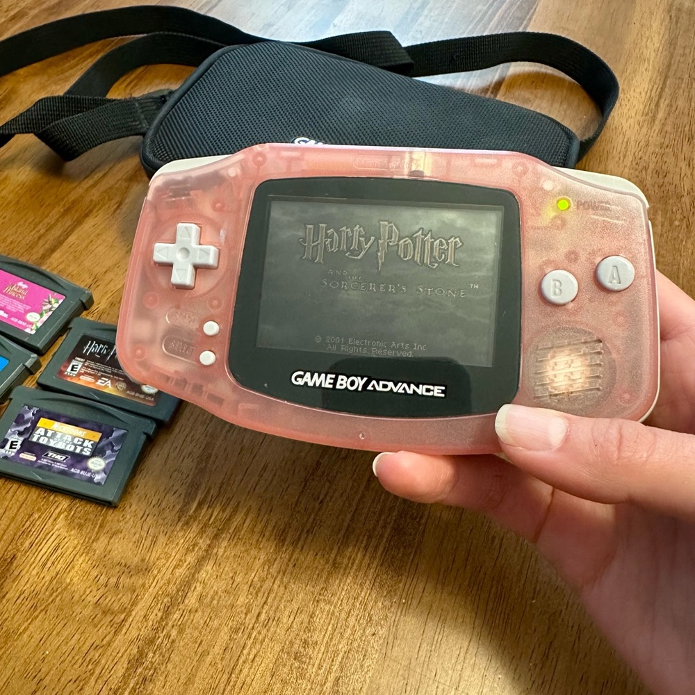 Nintendo GameBoy Advance in Light Pink - Picture 3 of 5